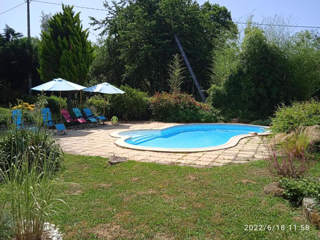 Bazén v ubytování Fermette au calme avec piscine, jardin et étang de pêche - FR-1-591-333 nebo v jeho okolí
