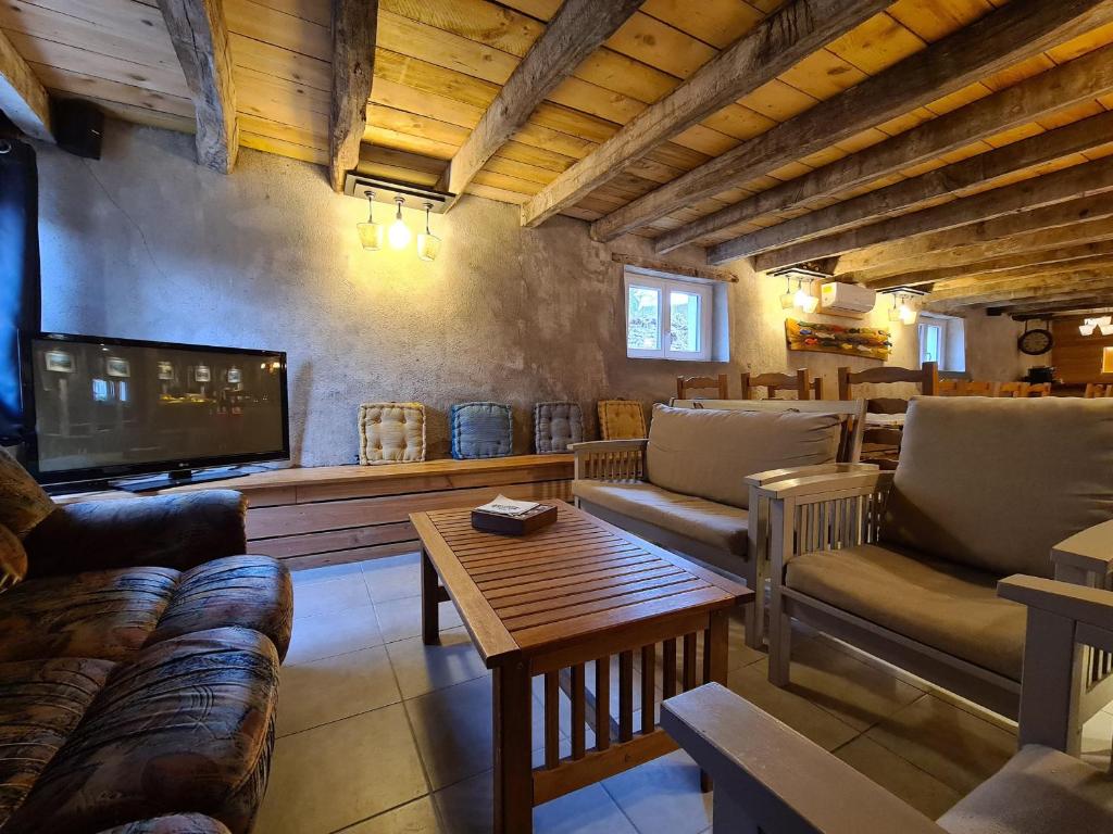 Posedenie v ubytovaní Grand Gîte au Berry avec Terrasse, Pétanque et Confort Tout Inclus - Lac d'Eguzon Proche - FR-1-591-355