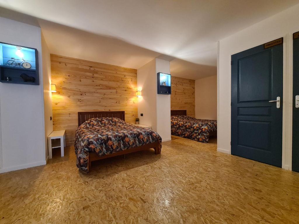 Televízia a/alebo spoločenská miestnosť v ubytovaní Grand Gîte au Berry avec Terrasse, Pétanque et Confort Tout Inclus - Lac d'Eguzon Proche - FR-1-591-355