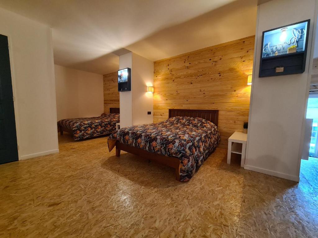 Posteľ alebo postele v izbe v ubytovaní Grand Gîte au Berry avec Terrasse, Pétanque et Confort Tout Inclus - Lac d'Eguzon Proche - FR-1-591-355