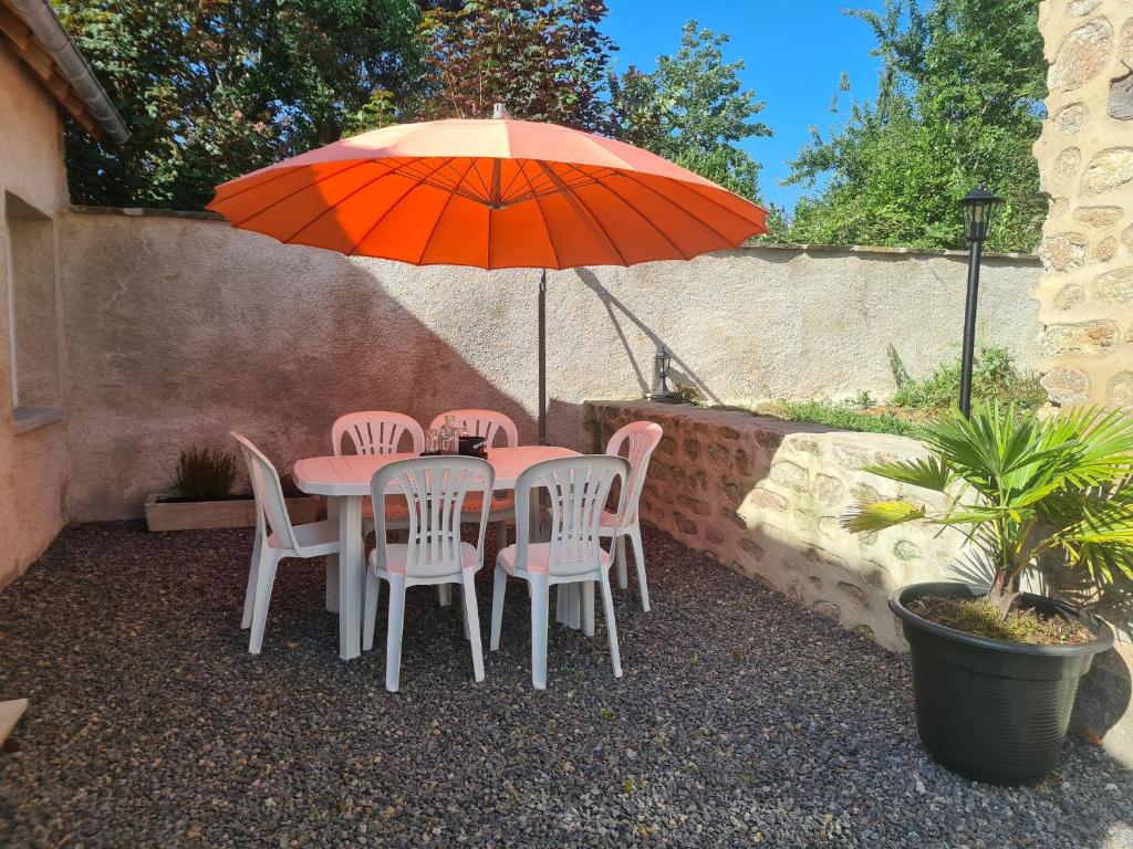 Patio alebo iná vonkajšia časť ubytovania Grand Gîte au Berry avec Terrasse, Pétanque et Confort Tout Inclus - Lac d'Eguzon Proche - FR-1-591-355