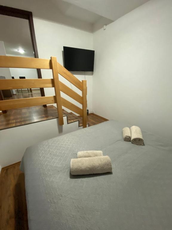 1 dormitorio con 1 cama con 2 toallas en Aparmán Renata 9 en Ružomberok