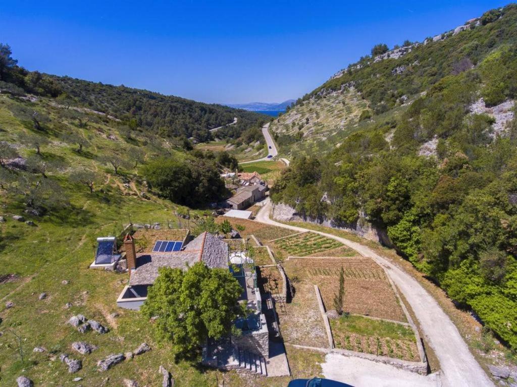 uma vista aérea de uma casa numa colina em Secluded holiday house Postira, Brac - 22199 em Postira
