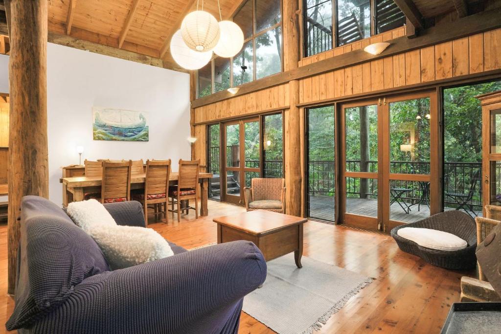 Posezení v ubytování Kuranda Rainforest Chalet