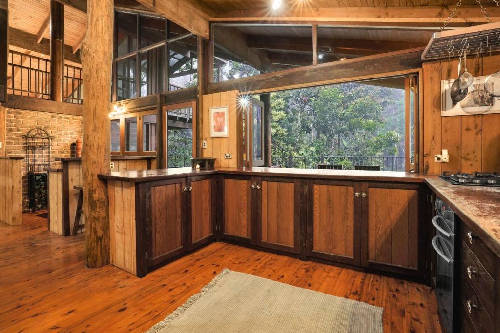 Kuchyň nebo kuchyňský kout v ubytování Kuranda Rainforest Chalet