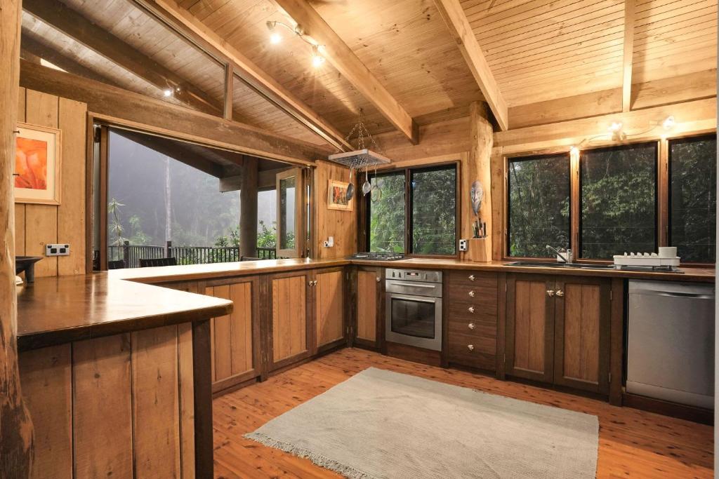 Kuchyň nebo kuchyňský kout v ubytování Kuranda Rainforest Chalet