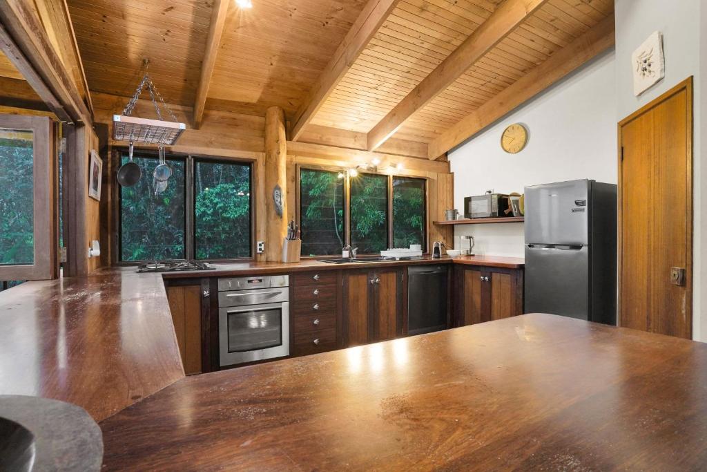 Kuchyň nebo kuchyňský kout v ubytování Kuranda Rainforest Chalet