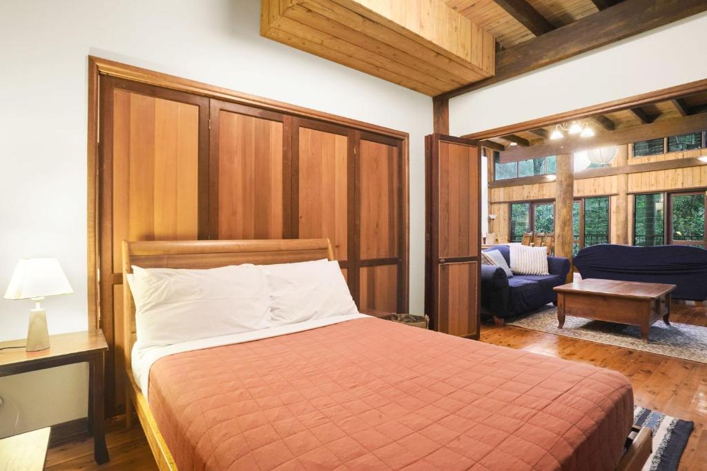 Postel nebo postele na pokoji v ubytování Kuranda Rainforest Chalet
