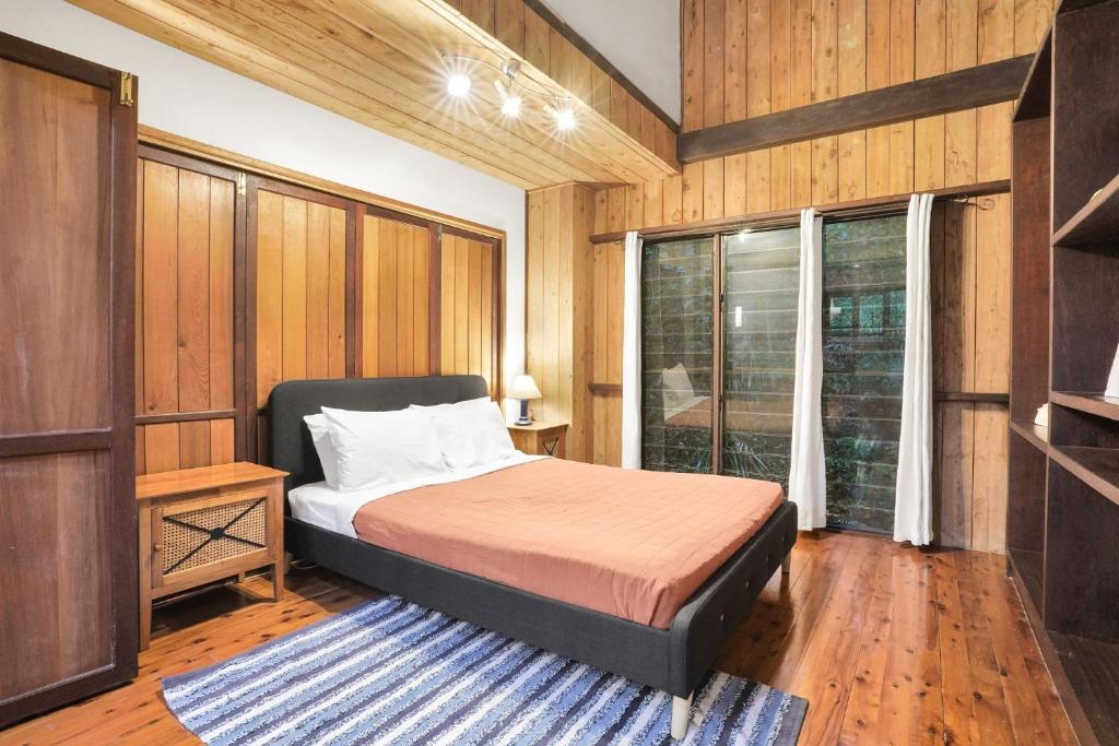Postel nebo postele na pokoji v ubytování Kuranda Rainforest Chalet