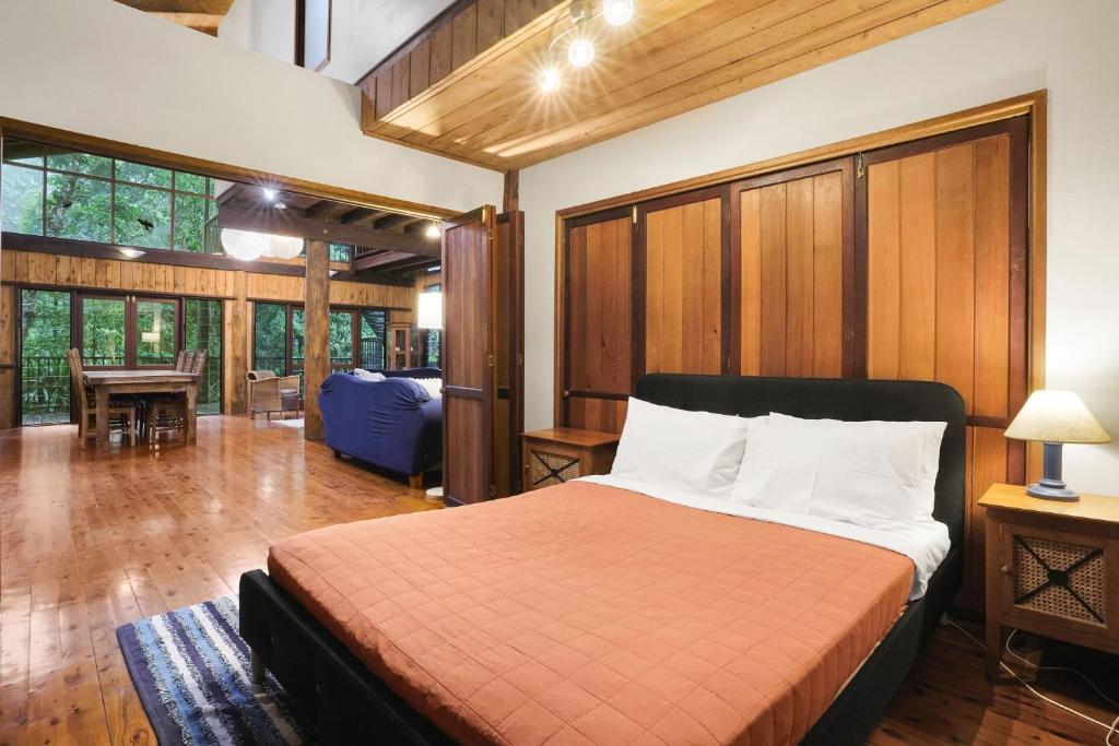 Posezení v ubytování Kuranda Rainforest Chalet