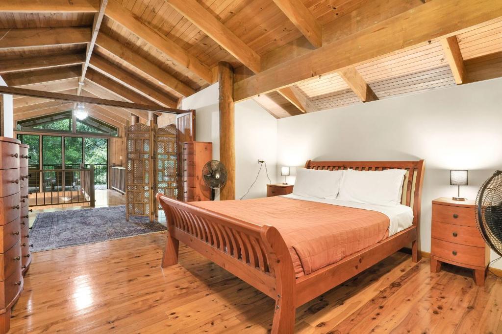 Postel nebo postele na pokoji v ubytování Kuranda Rainforest Chalet