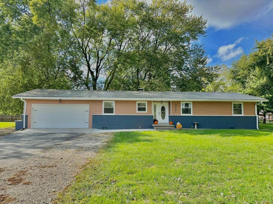 una pequeña casa con un garaje en un patio en Charming Spacious Get Away, en Shelbyville
