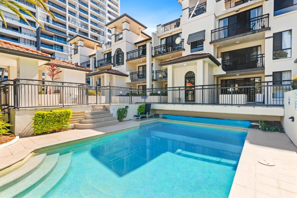 una piscina frente a un edificio de apartamentos en Island Beach Resort, en Gold Coast
