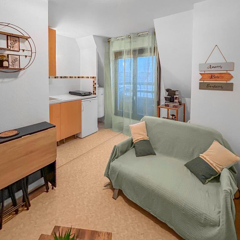 un salon avec un canapé et une cuisine dans l'établissement Horizon Marin, à Villers-sur-Mer