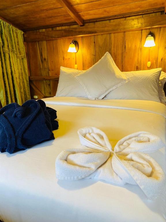 Postel nebo postele na pokoji v ubytování Guayabo Hostal Mindo