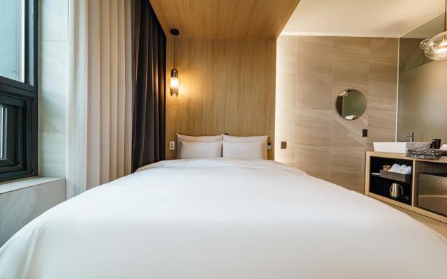 Postel nebo postele na pokoji v ubytování The Line Hotel