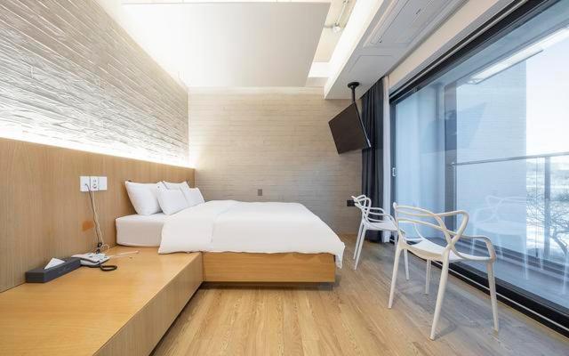 Postel nebo postele na pokoji v ubytování The Line Hotel
