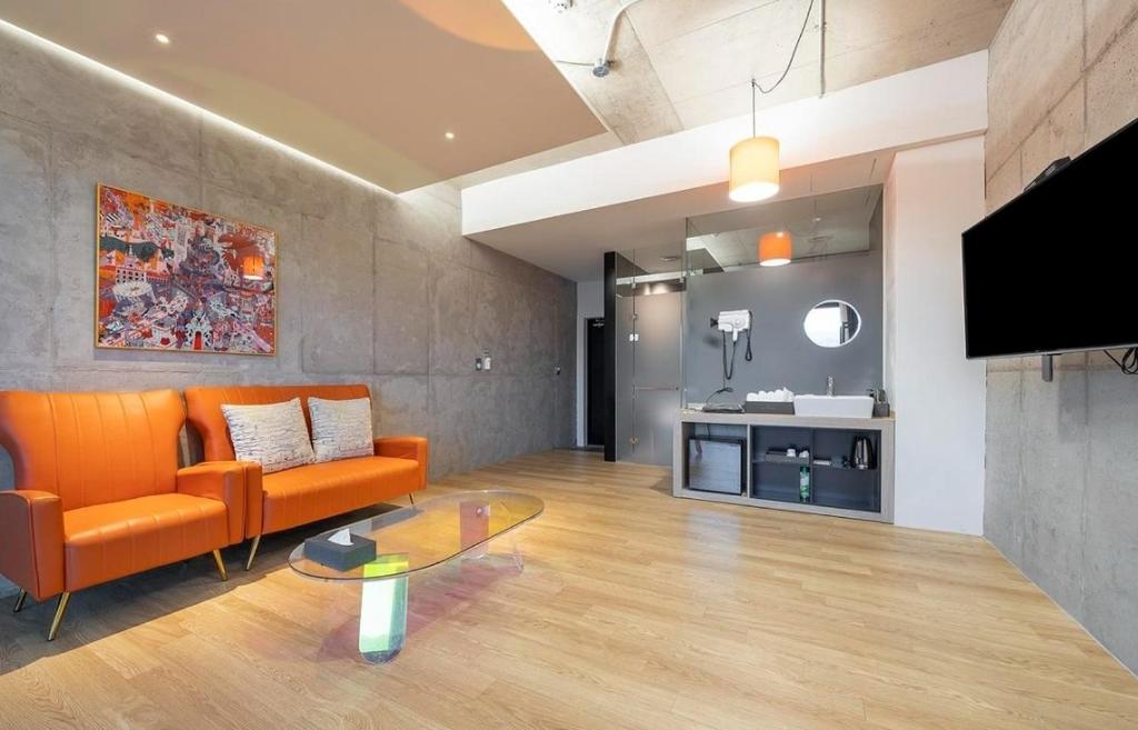 TV a/nebo společenská místnost v ubytování The Line Hotel