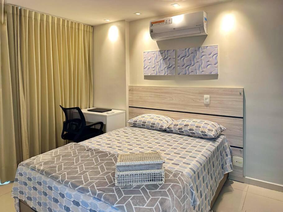 1 dormitorio con 1 cama y aire acondicionado en Maravilhoso Apartamento em Brasília DF, en Brasilia