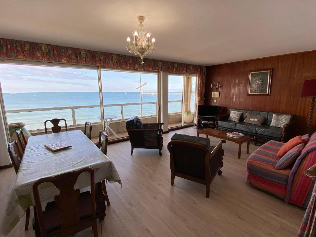 un salon avec vue sur l'océan dans l'établissement Appartement T3 avec balcon aux Sables-d'Olonne - FR-1-92-803, à Les Sables-dʼOlonne