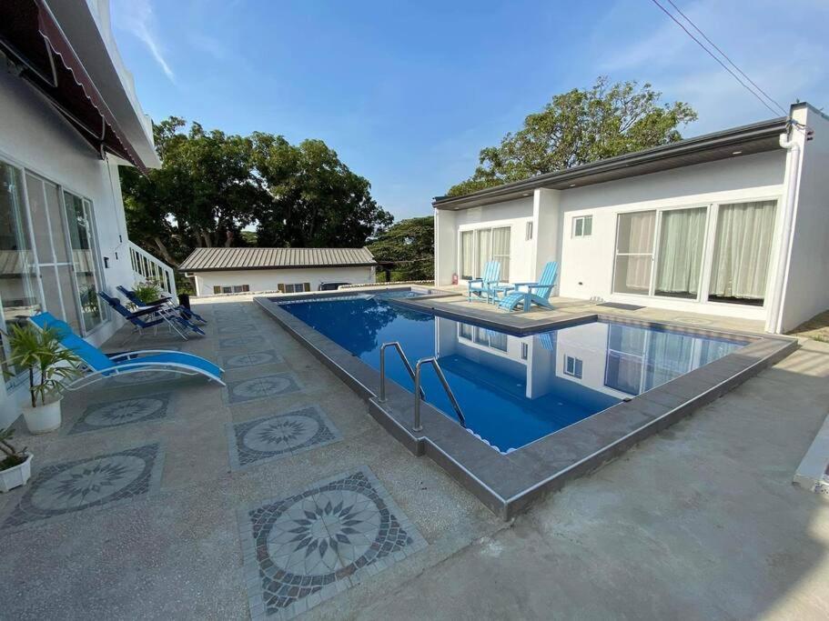 una piscina en el patio trasero de una casa en Mangroves & Sandbar Private Resort en Calatagan