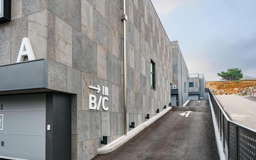 a building with the letters a and bc painted on it at No25 Hotel Yangpyeong Seojong in Yangpyeong