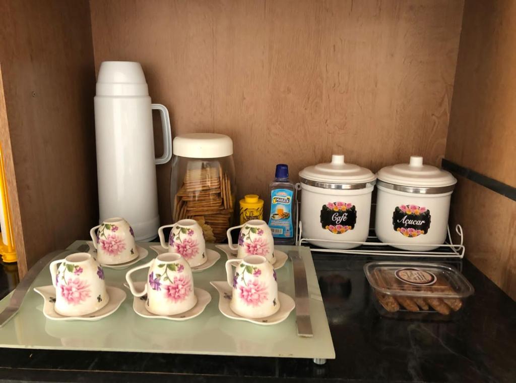 a group of teapots on a counter in a kitchen at Casa confortável em Estancia in Estância