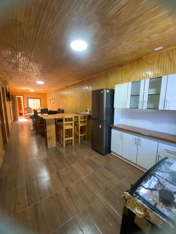 Kuchyň nebo kuchyňský kout v ubytování Hostal Coronel Riffo