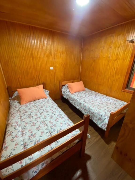 Postel nebo postele na pokoji v ubytování Hostal Coronel Riffo
