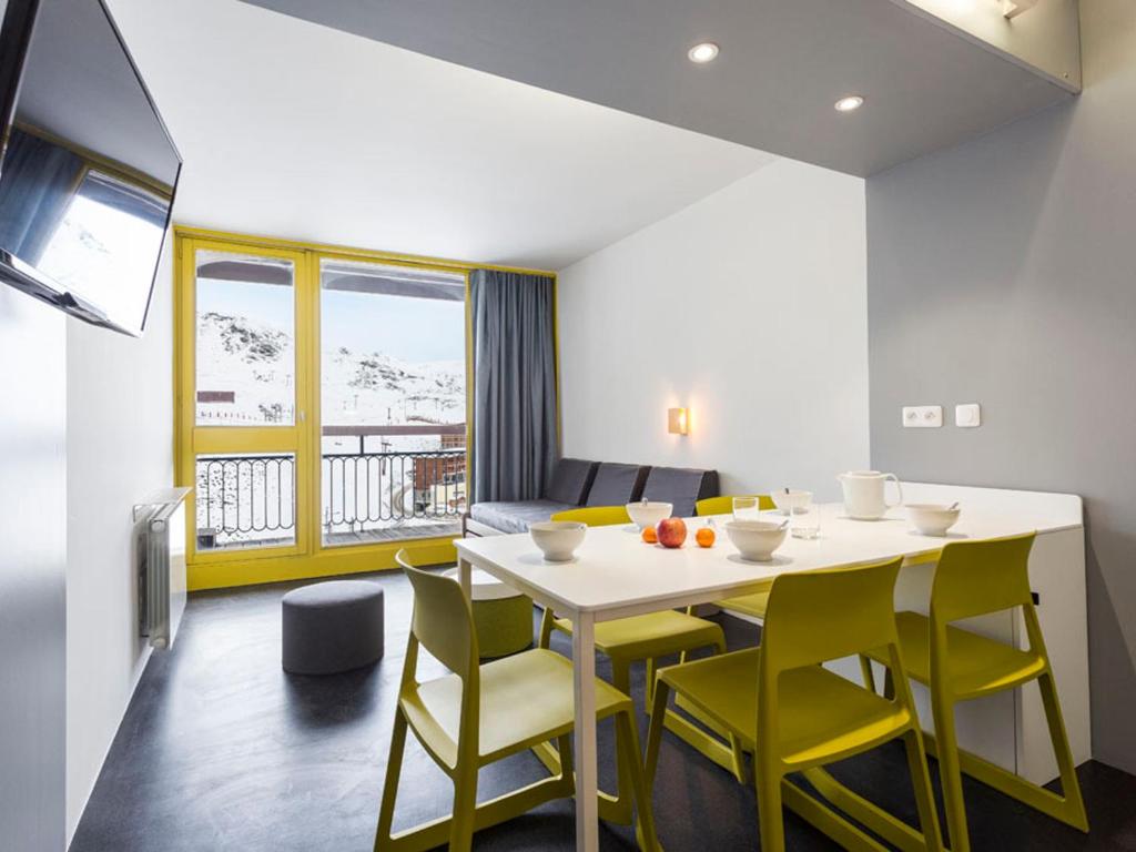 a room with a table and chairs and a living room at Studio Les Arcs 2000, 1 pièce, 5 personnes - FR-1-346-372 in Arc 2000