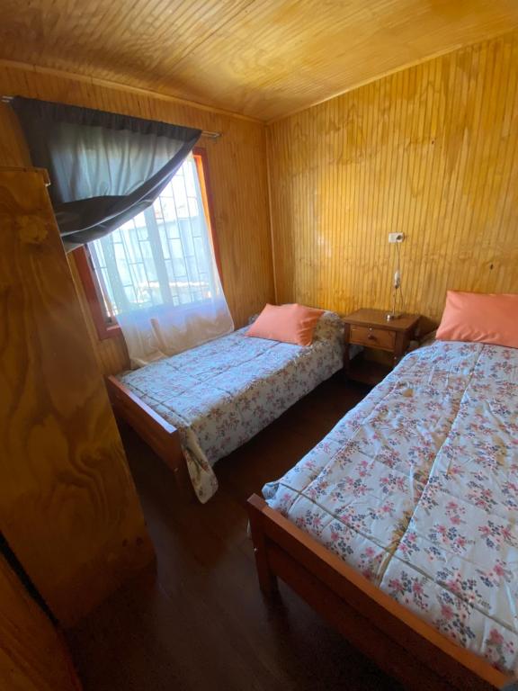 Postel nebo postele na pokoji v ubytování Hostal Coronel Riffo