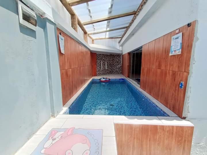 een zwembad in een gebouw met een zwembad bij Equipada, Amplia, 5 min de la Playa in Pacasmayo