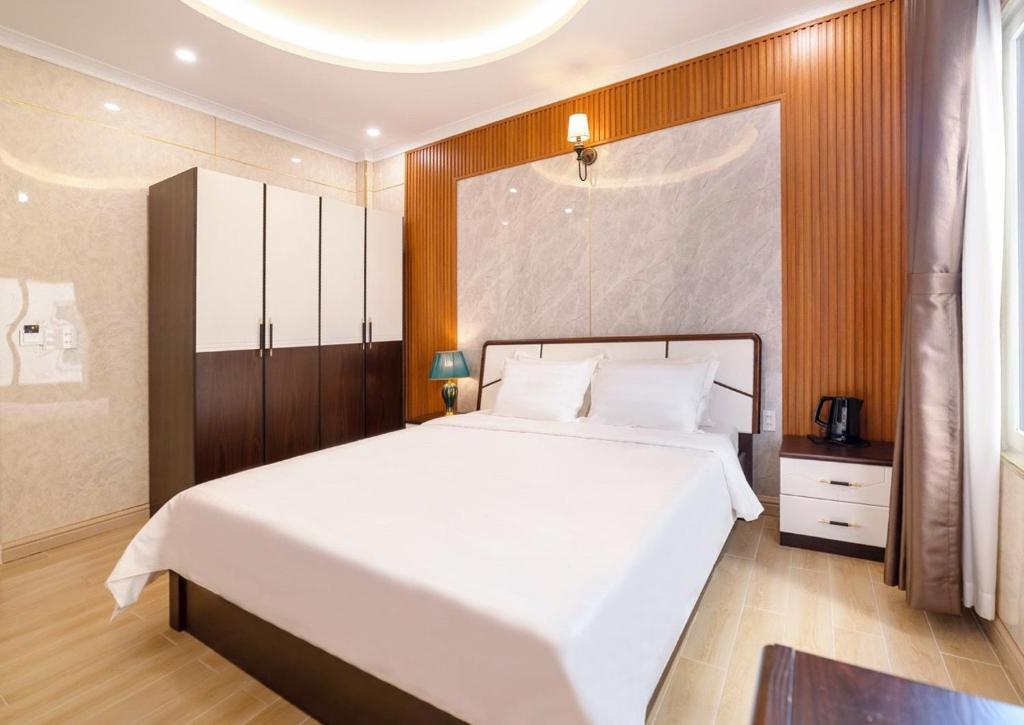 Postel nebo postele na pokoji v ubytování Savio Hotel Trieu Viet Vuong