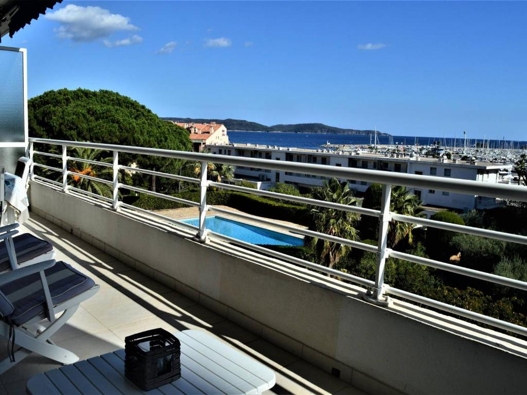 Photo de la galerie de l'établissement Appartement 3 pièces avec piscine et clim à 1 min plage - FR-1-226B-115, à Cavalaire-sur-Mer