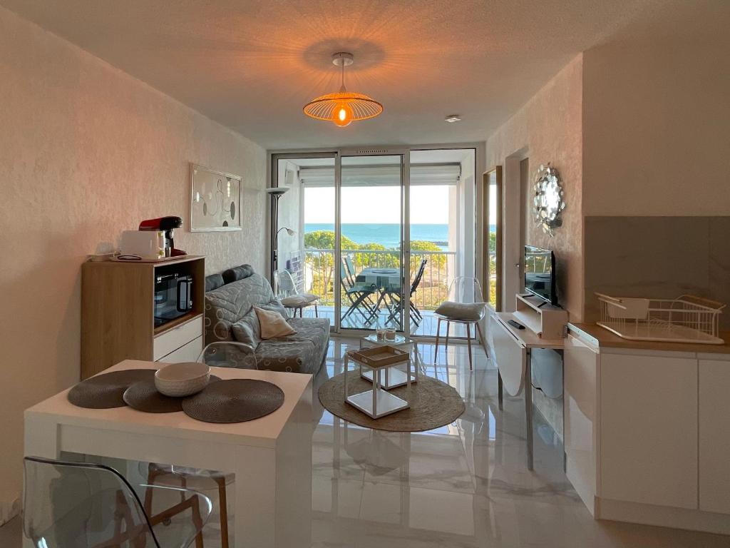 Photo de la galerie de l'établissement Appartement 2 pièces cabine avec parking privé à Sète - FR-1-338-554, à Sète