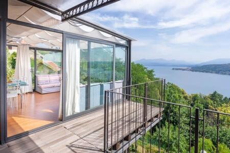 einen Balkon eines Hauses mit Blick auf das Wasser in der Unterkunft Villa Arona in Arona