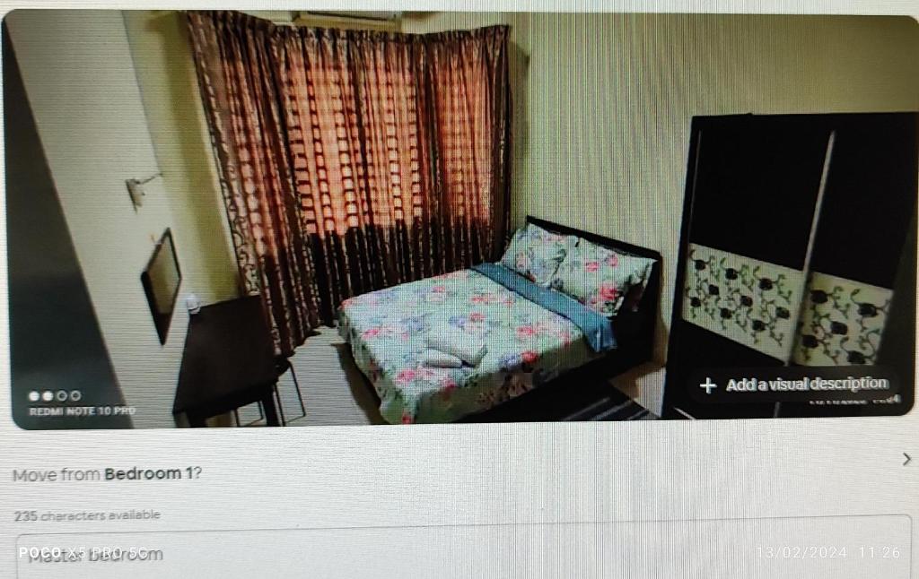 ein kleines Schlafzimmer mit einem Bett und einem Fenster in der Unterkunft Sorry Blocked Account 2 in Temerloh