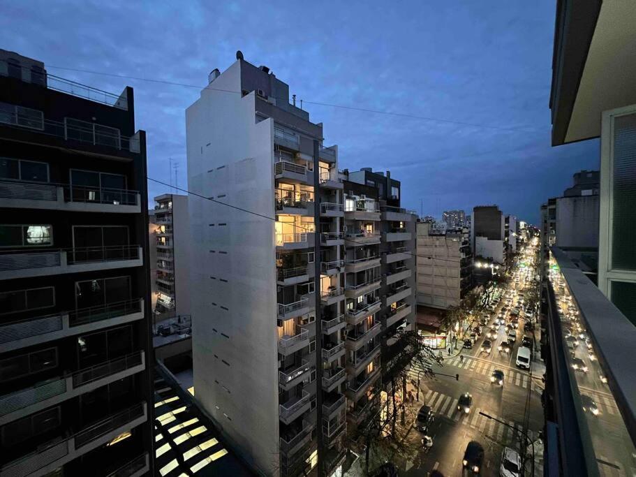 vista para uma rua da cidade à noite com edifícios em Premium apartment in Belgrano em Buenos Aires