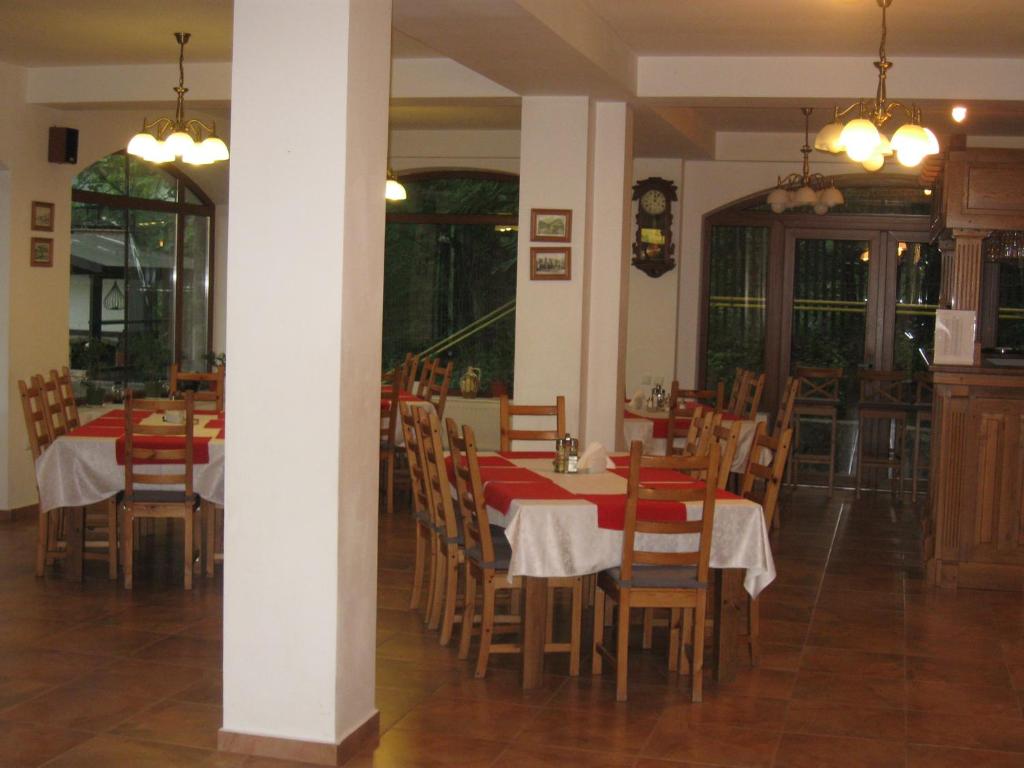 Restaurace v ubytování Pensiunea Comarnic-Moisa