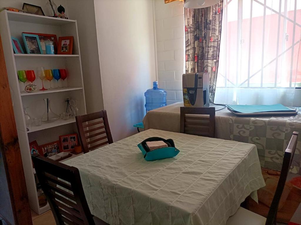 uma sala de jantar com uma mesa com um chapéu em Habitación en casa Familiar em Viña del Mar