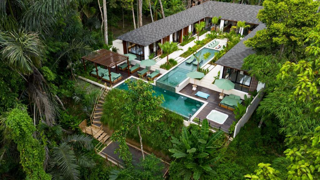 Luftaufnahme eines Hauses mit Swimmingpool in der Unterkunft Villa Dream Life by BaliSuperHost in Ubud