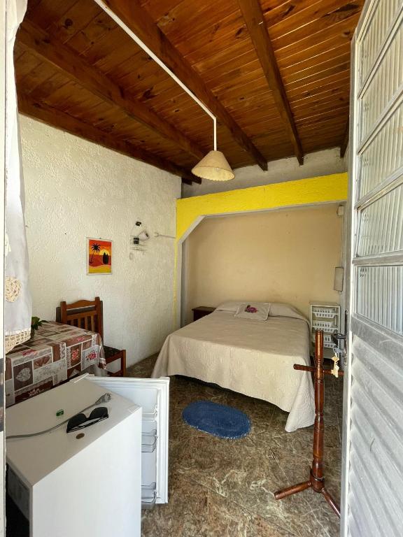 um quarto com uma cama e uma secretária. em Luna Nueva Alojamiento en Chuy em Chuy