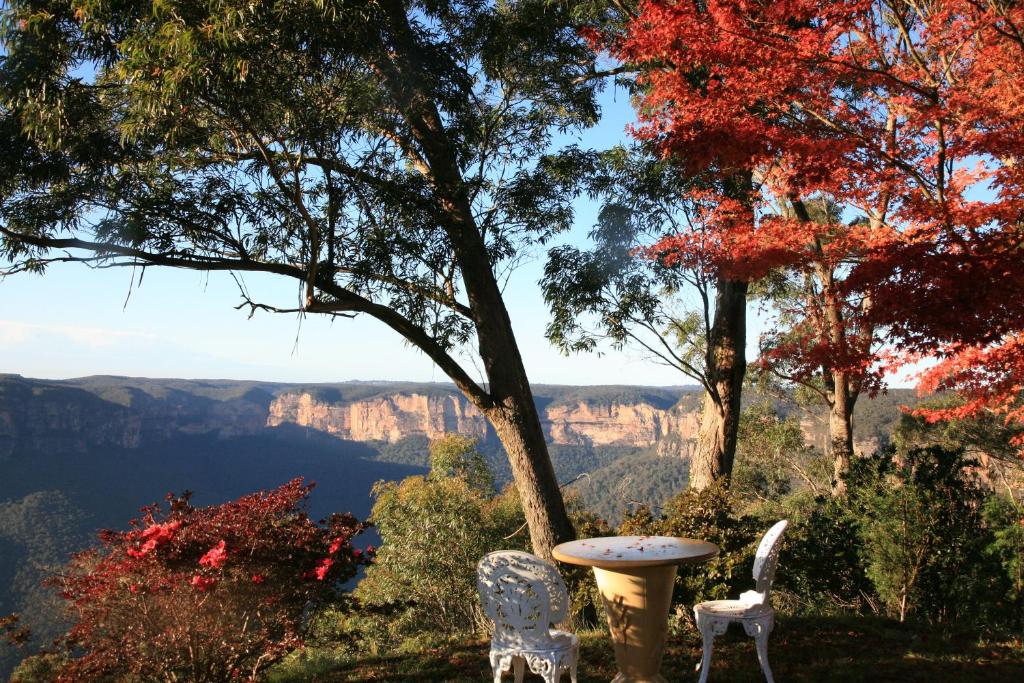 a table and chairs sitting on top of a mountain at Allview Escape Blackheath in Blackheath