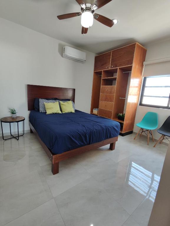 sypialnia z łóżkiem i wentylatorem sufitowym w obiekcie ¡Departamento a 5 minutos del Malecón! w mieście Mazatlán