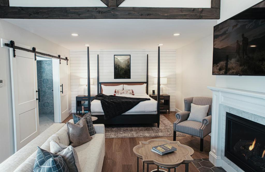 ein Schlafzimmer mit einem Bett und einem Kamin in der Unterkunft Homestead Resort in Midway