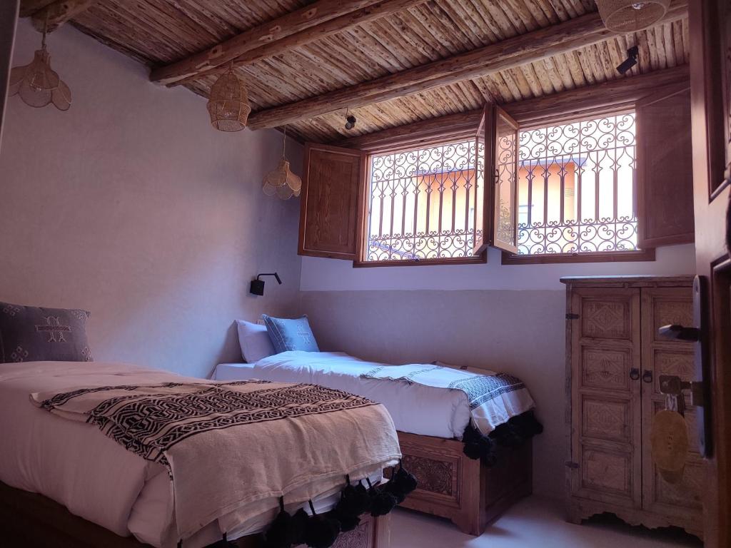 una camera con due letti e una finestra di Private Room in Apartment TOV a Taghazout