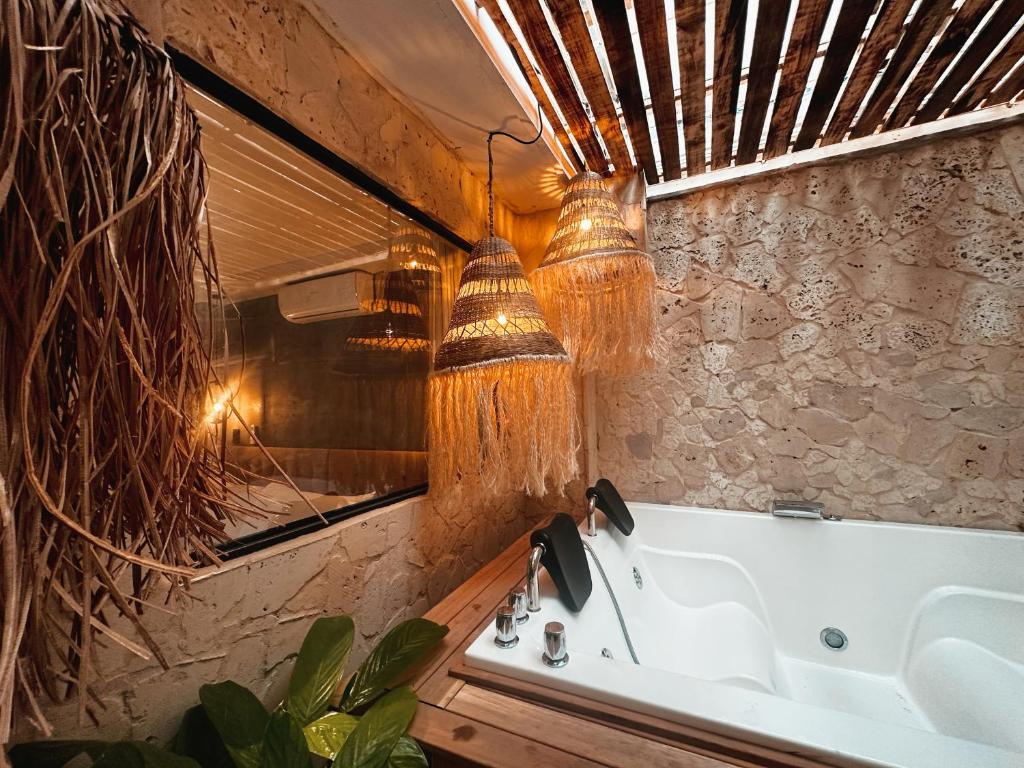 een badkamer met een wastafel en een spiegel bij LUXURY PALACE POBLADO MANILA in El Poblado