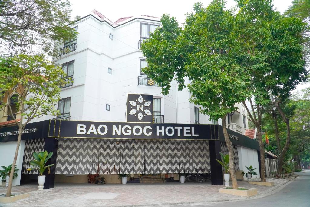 ein Gebäude mit einem Schild für ein Bar-Noco-Hotel in der Unterkunft Bao Ngoc Hotel Linh Dam in Hanoi