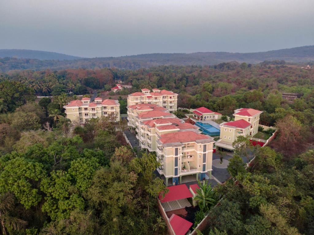 una vista aérea de un complejo en el bosque en B&F Meadows - Your Premier Apartment Hotel, en Revora