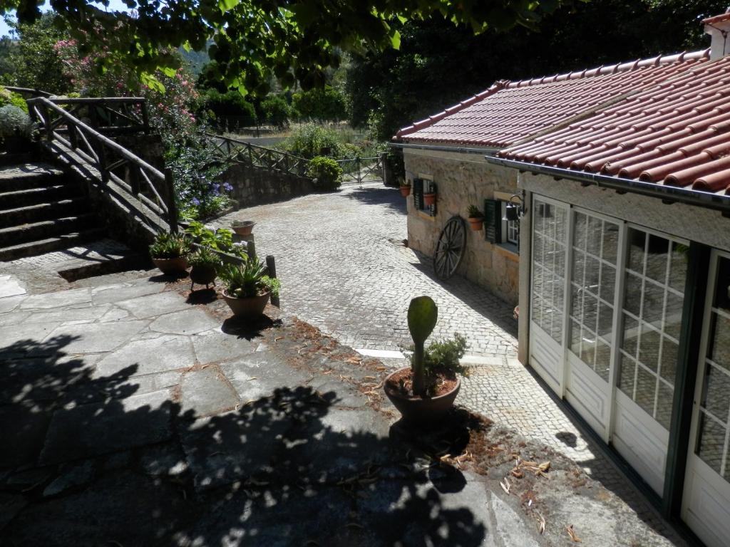 un patio con macetas junto a un edificio en Quinta da Azenha, en Castelo Novo